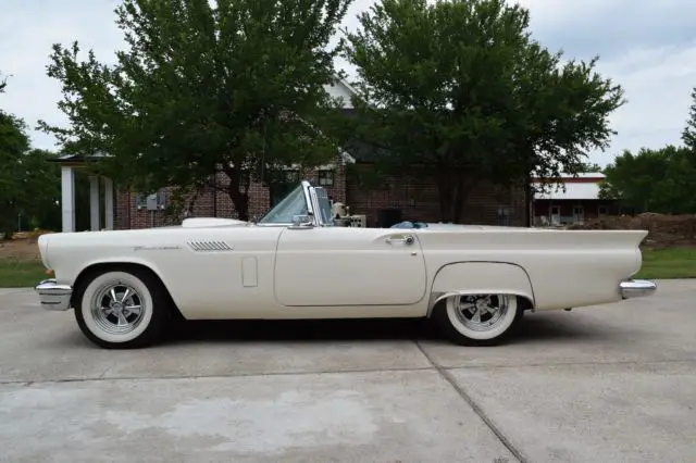 1957 Ford Thunderbird Dresden blue/Starmist blue