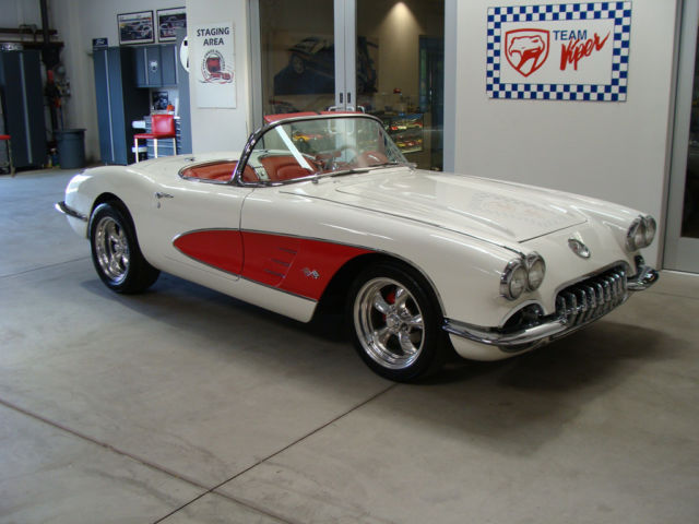 19600000 Chevrolet Corvette WHITE/RED CONVERTIBLE