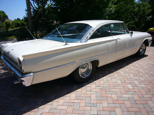 1961 Ford Galaxie Starliner