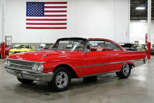 1961 Ford Galaxie Starliner