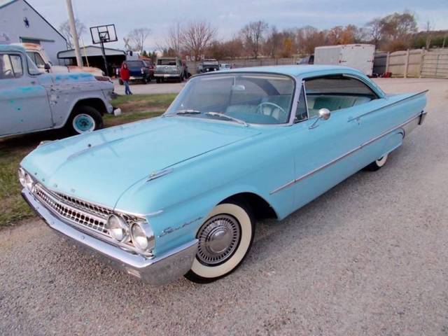 1961 Ford Galaxie Starliner