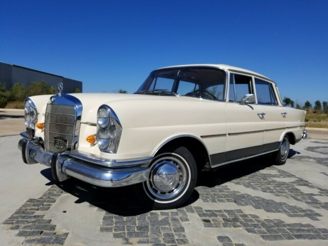 1961 Mercedes-Benz 200-Series