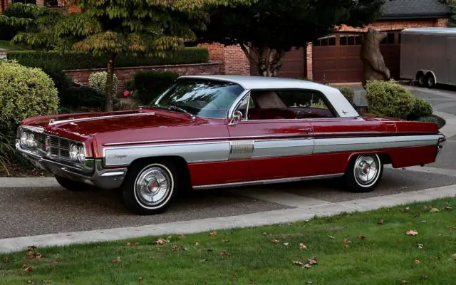 1962 Oldsmobile Starfire 2-door Hardtop