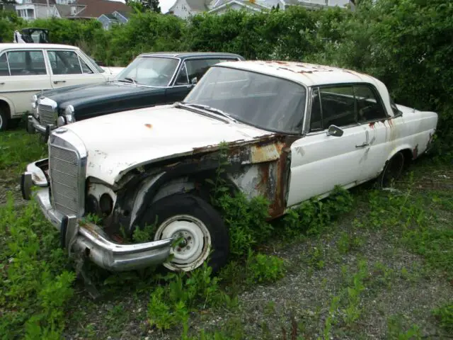 1965 Mercedes-Benz 200-Series