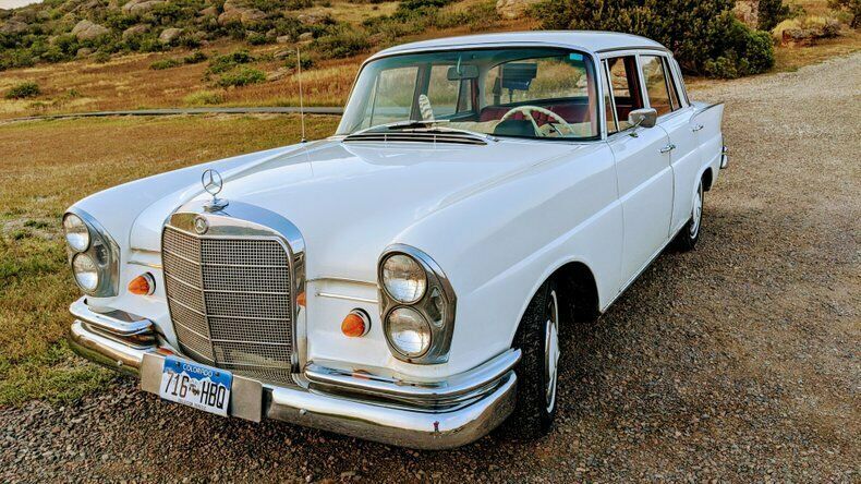 1965 Mercedes-Benz 200-Series CLEAN TITLE/ RUNS AND DRIVES GREAT
