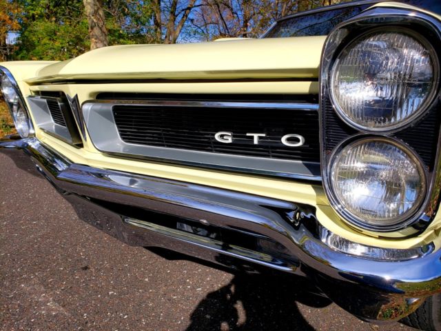 1965 Pontiac GTO CONVERTIBLE - 4 SPEED - A/C - TRI-POWER
