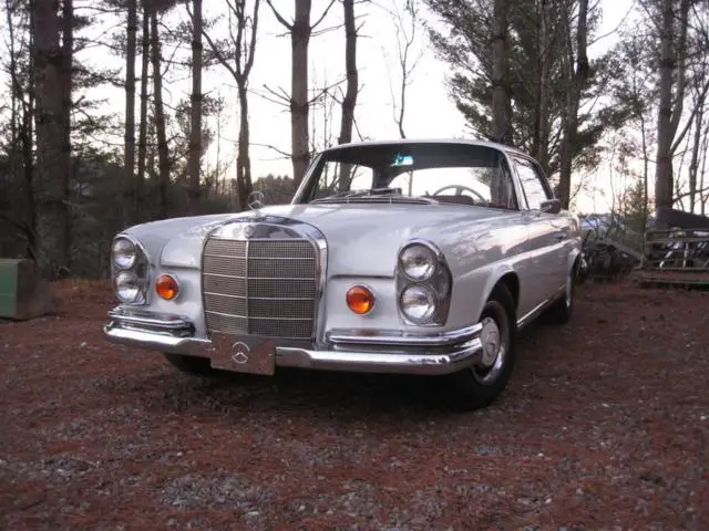 1966 Mercedes-Benz 200-Series Leather