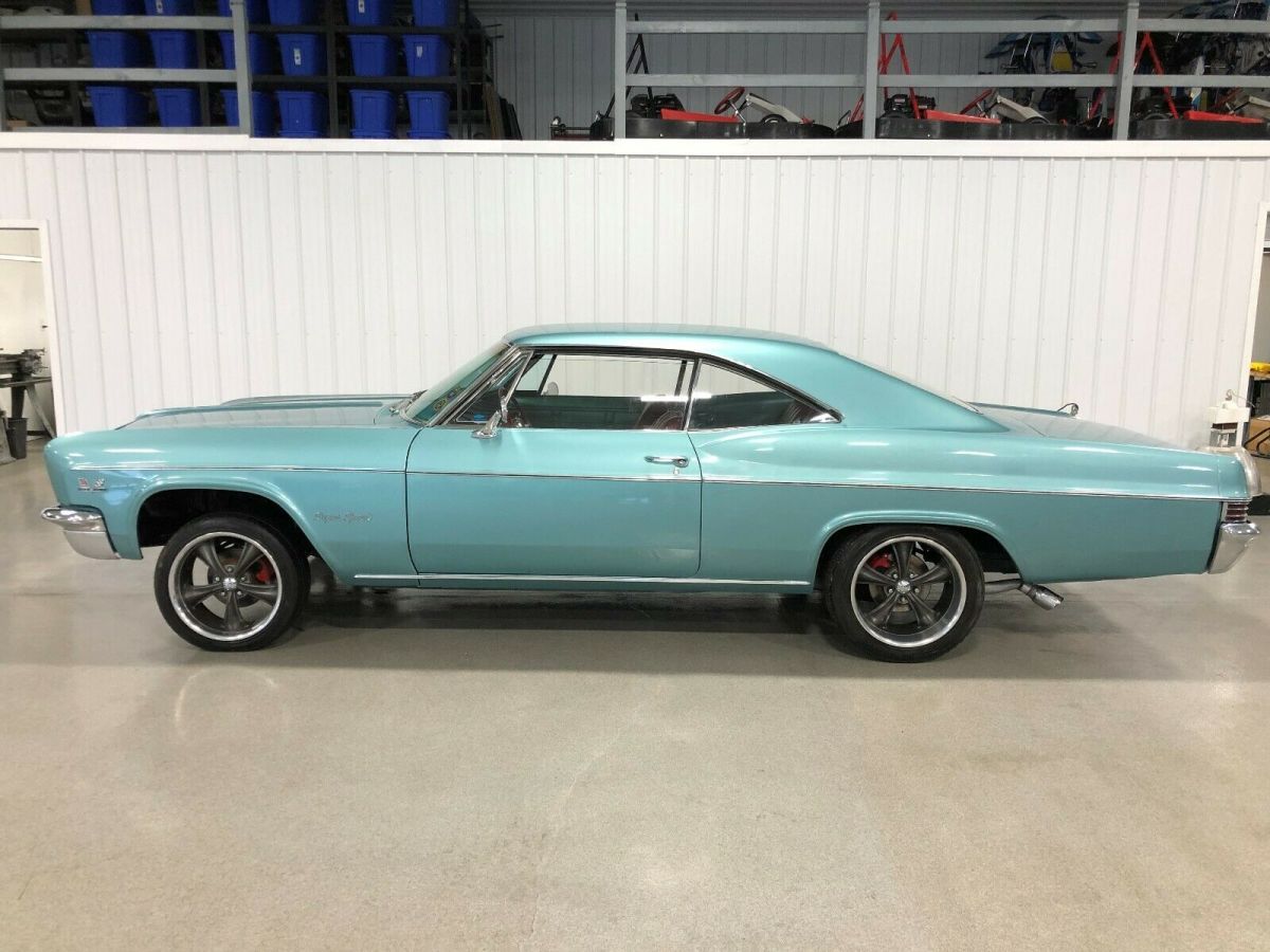 1966 Chevrolet Impala SS Clone