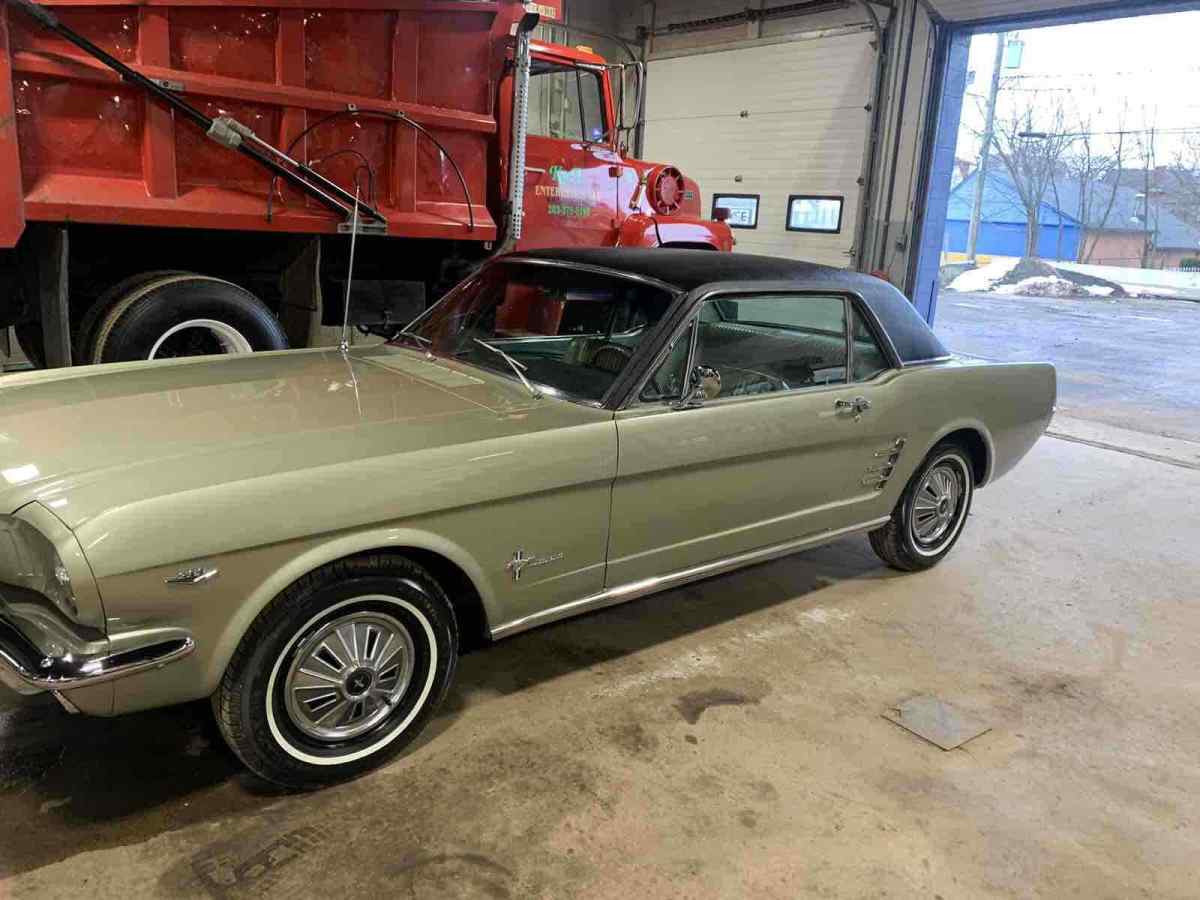 1966 Ford Mustang vinyl top