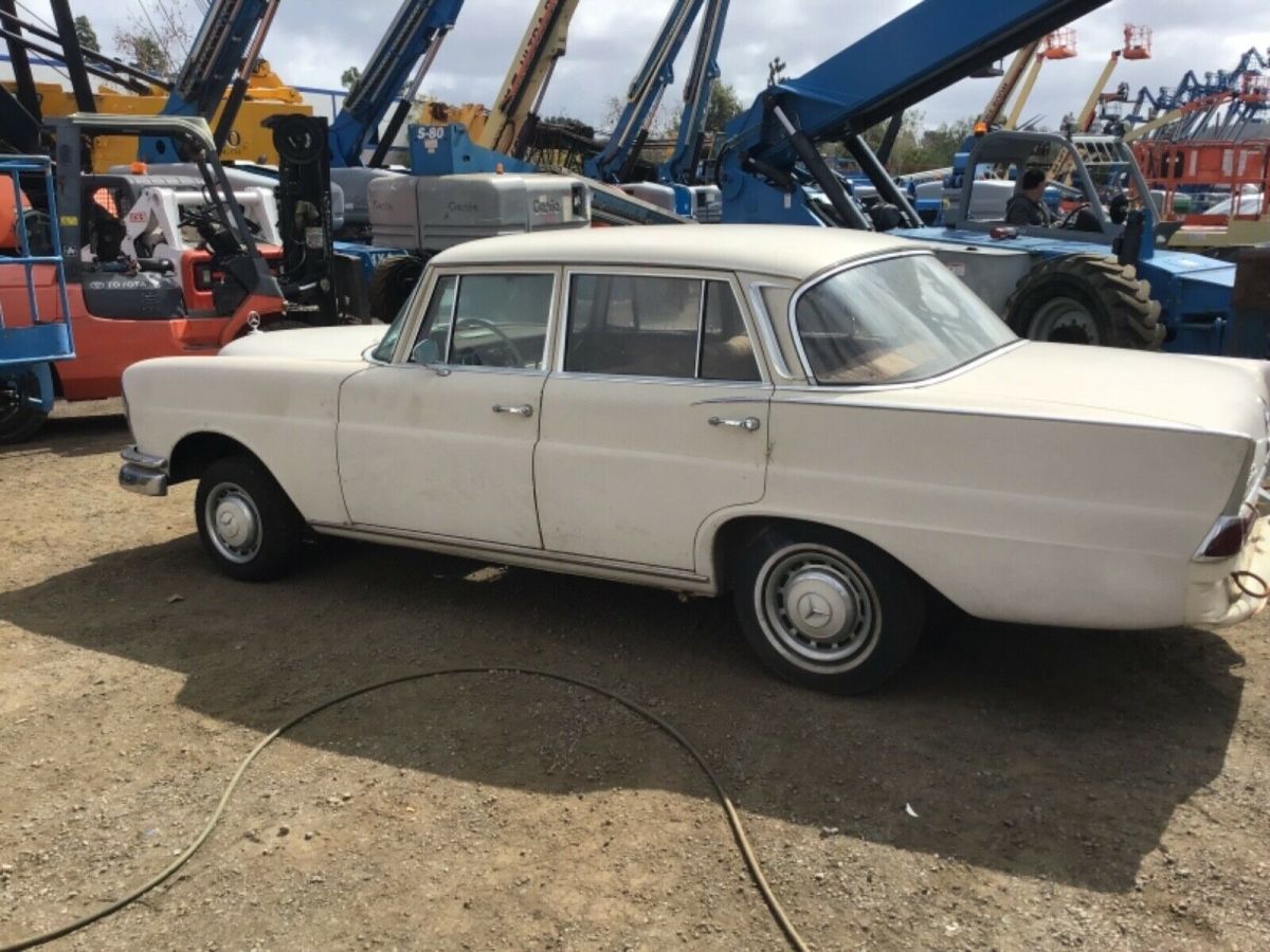 1966 Mercedes-Benz 200-Series 230