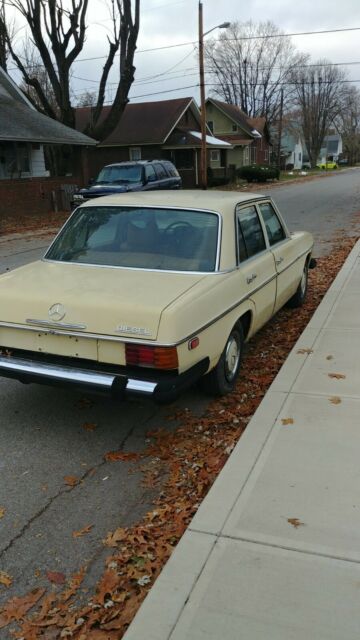 1976 Mercedes-Benz 200-Series