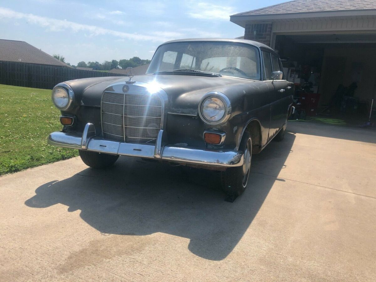 1967 Mercedes-Benz 200-Series