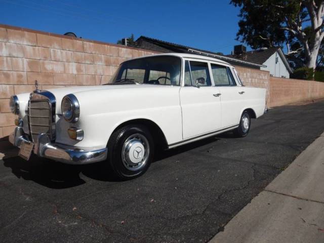 1967 Mercedes-Benz 200-Series 220D