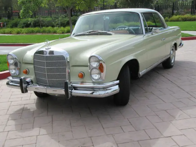 1967 Mercedes-Benz 200-Series