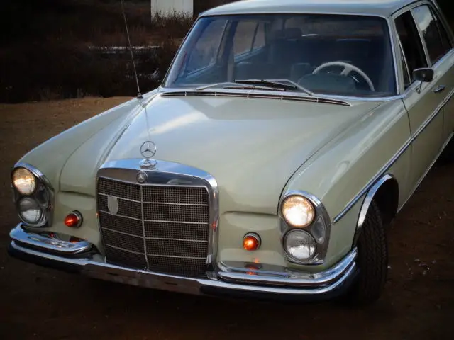 1967 Mercedes-Benz 200-Series 250s