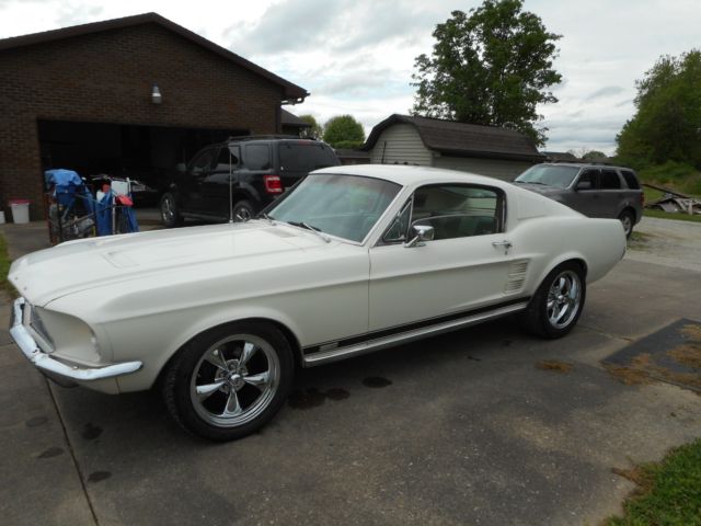 1967 Ford Mustang deluxe
