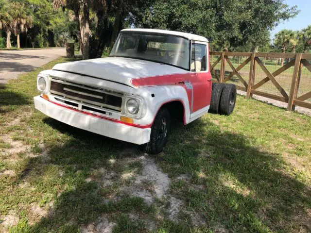 1968 International Harvester 1100C Harvester