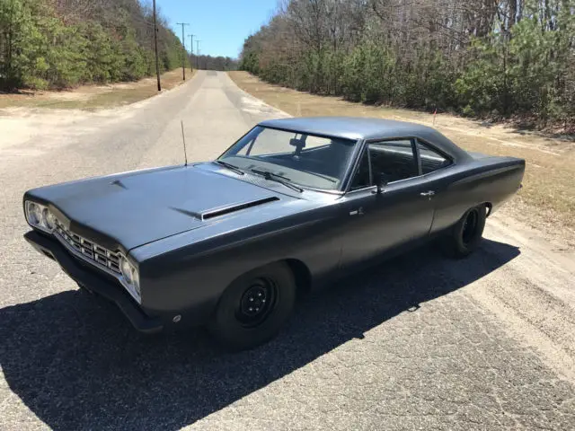 1968 Plymouth Road Runner decor