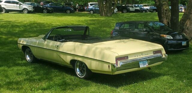 1968 Pontiac Ventura Black bucket seats console