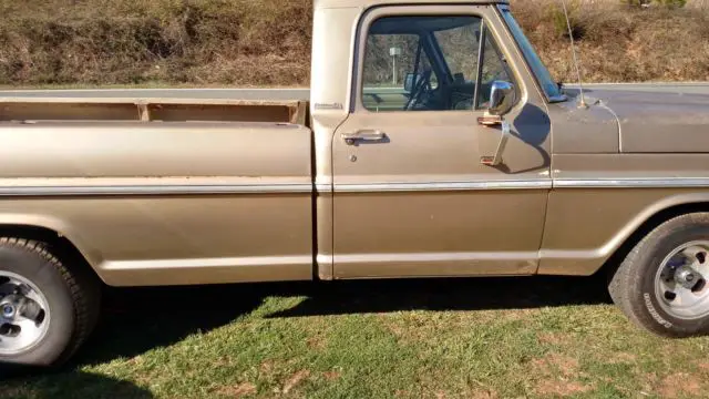 1969 Ford F-100 Vintage Custom Cab Pickup Truck