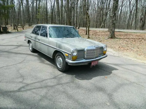 1969 Mercedes-Benz 200-Series