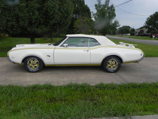 1969 Oldsmobile 442 cameo white, fire frost gold with black pin strip