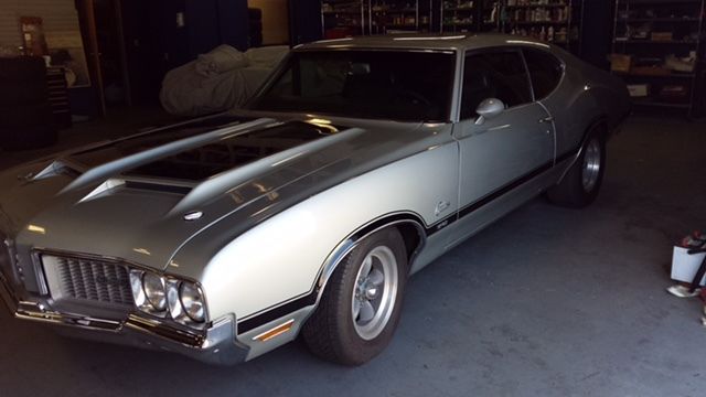 1970 Oldsmobile Cutlass black w31 striping