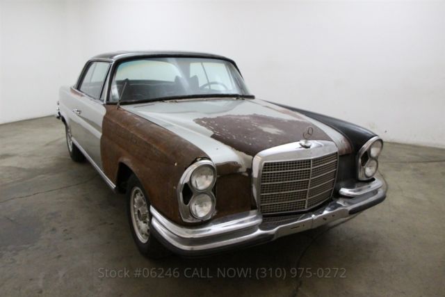 1970 Mercedes-Benz 200-Series Low Grille