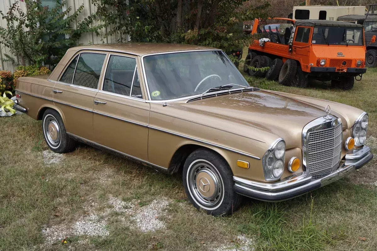 1970 Mercedes-Benz 200-Series