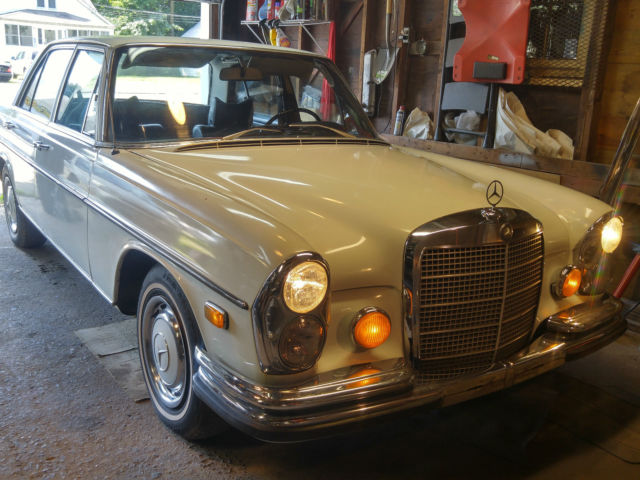 1970 Mercedes-Benz 200-Series