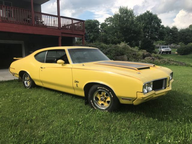 1970 Oldsmobile Cutlass S    Holiday Coupe