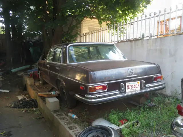 1971 Mercedes-Benz 200-Series Sedan