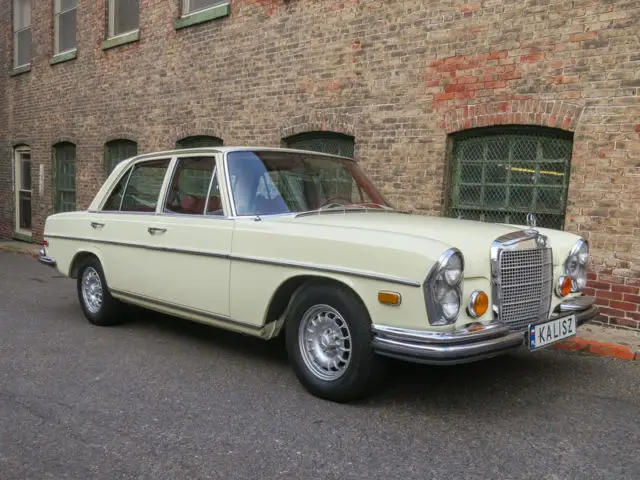 1971 Mercedes-Benz 200-Series