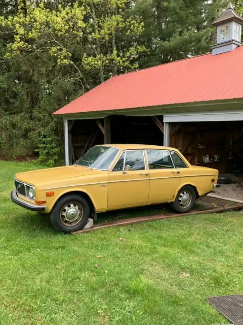 1971 Volvo 144 Black door panels, brown cloth seats