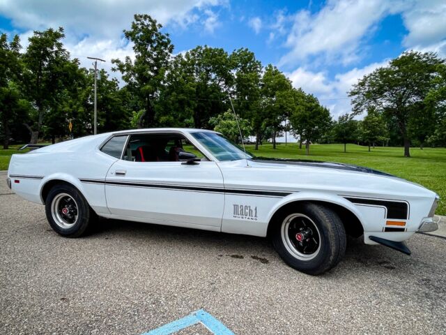 1972 Ford Mustang white