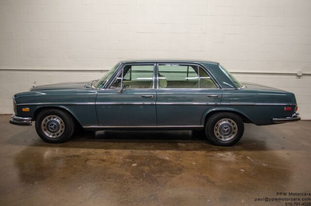 1972 Mercedes-Benz 200-Series --