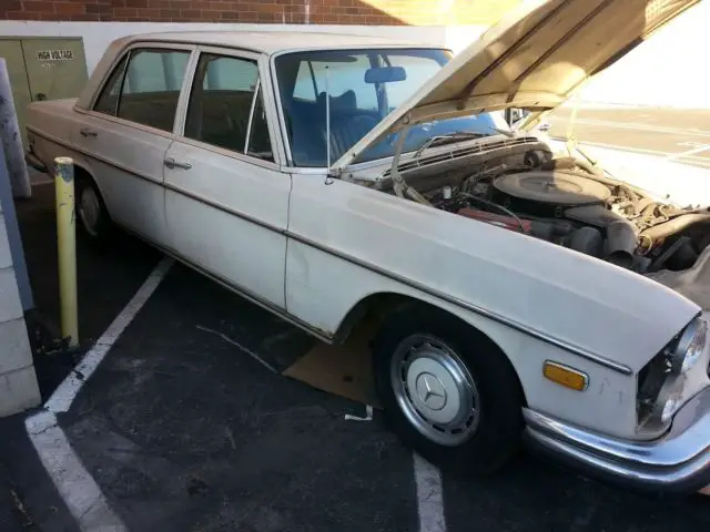 1972 Mercedes-Benz 200-Series