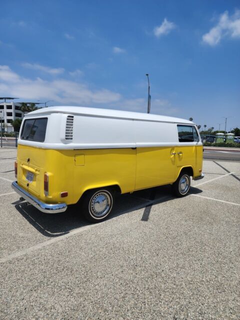 1972 Volkswagen Microbus yellow/white