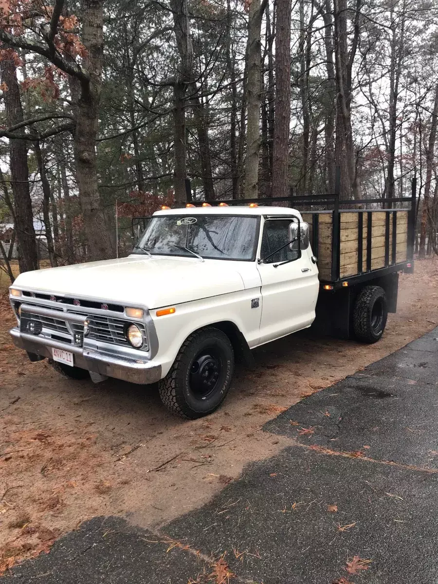 1973 Ford F350 factory steel flatbed. wooden sides