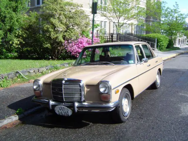 1973 Mercedes-Benz 200-Series