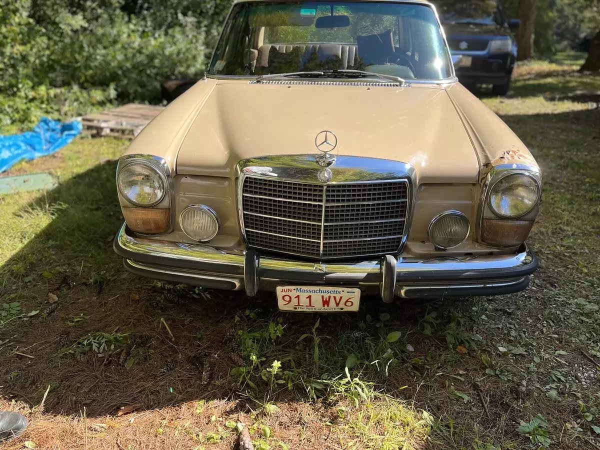 1973 Mercedes-Benz 200 brown leather seats