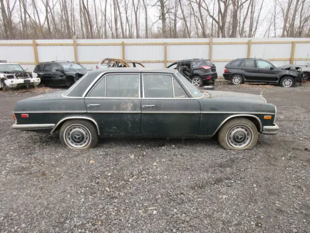 1973 Mercedes-Benz 200-Series