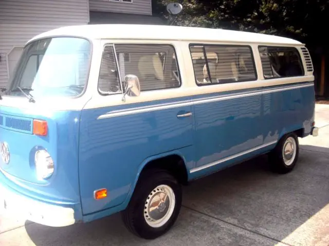 1973 Volkswagen Bus/Vanagon white