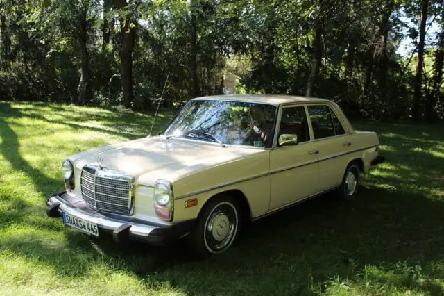 1974 Mercedes-Benz 200-Series 230