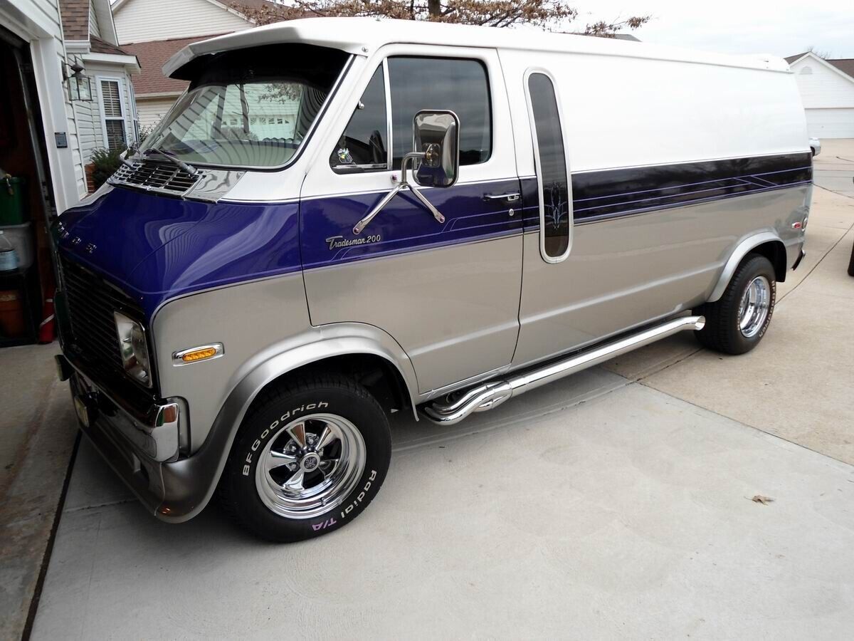 1975 Dodge B200 Tradesman van