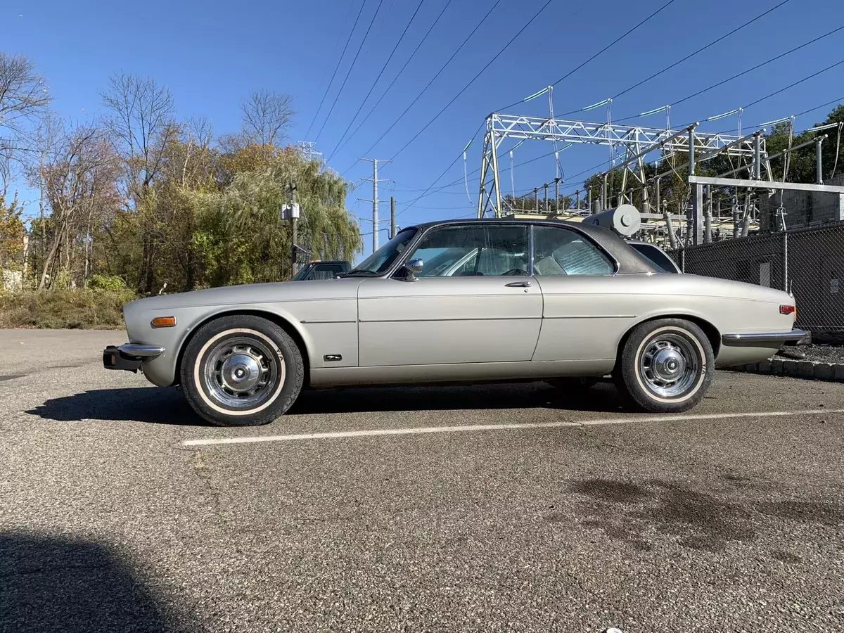 1975 Jaguar XJ6 leather