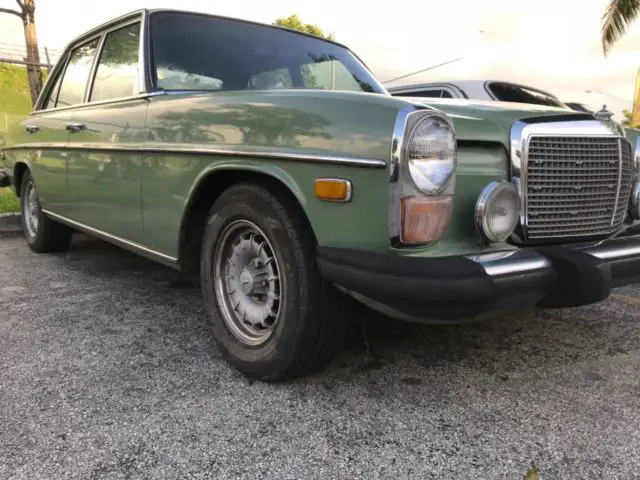 1975 Mercedes-Benz 200-Series