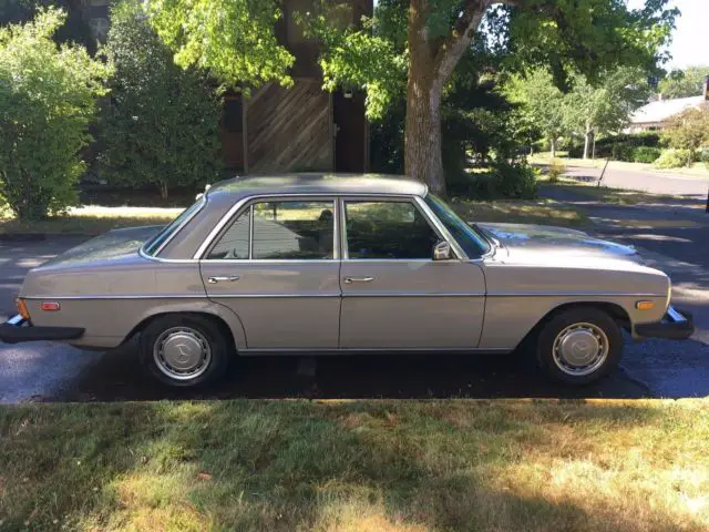 1975 Mercedes-Benz 200-Series