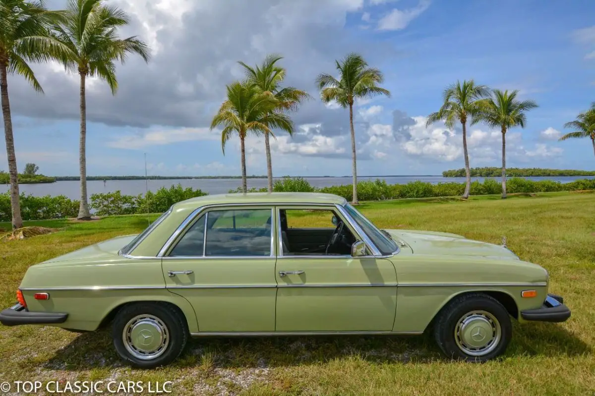 1975 Mercedes-Benz 200-Series 4DR Sedan