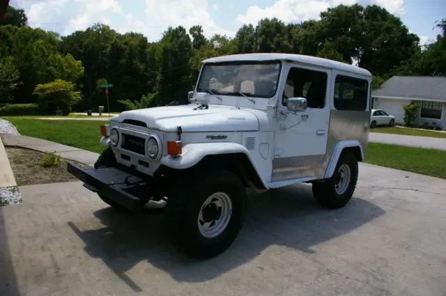 1975 Toyota Land Cruiser FJ43 soft top